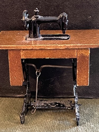 MÁQUINA DE COSER VINTAGE ESTILO ANTIGUO CON PISADA MINIATURA CANTANTE CABINA DE MADERA - Imagen 3 de 5