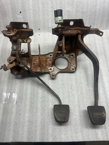 Toyota Pickup 89-95 Clutch and Brake Pedal assembly Bracket SURFACE RUST