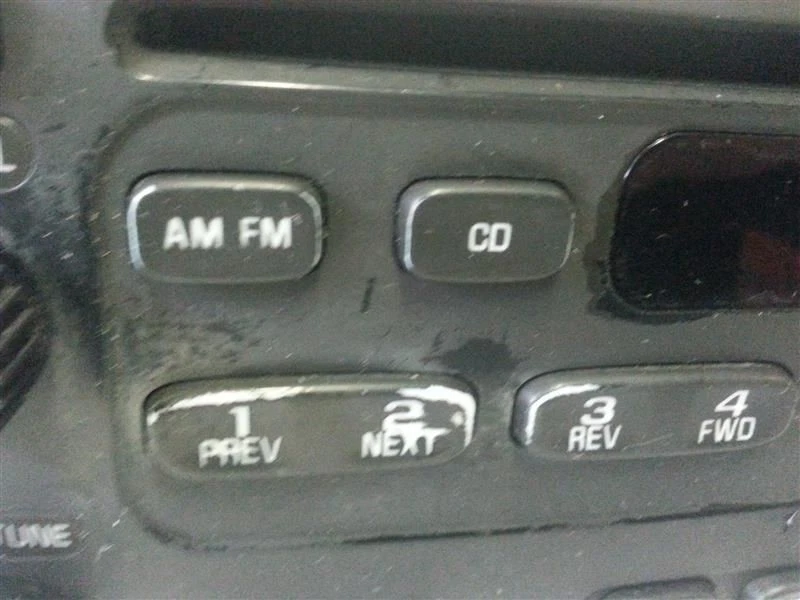 Radio estéreo AM FM reproductor de CD 10315119 compatible con 03-05 Chevrolet Cavalier B23-149274 Foto 2 de 4