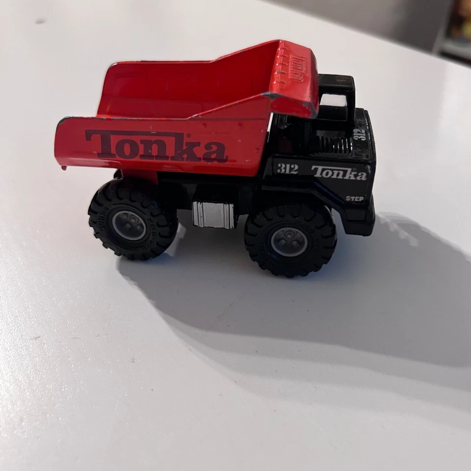 Camión de volteo Tonka 2007 rojo y negro de metal/plástico modelo de juguete Foto 4 de 4