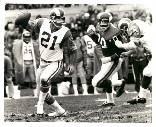 1974 Press Photo Malcolm Emmons Image John Hadl, San Diego Chargers Scrambles