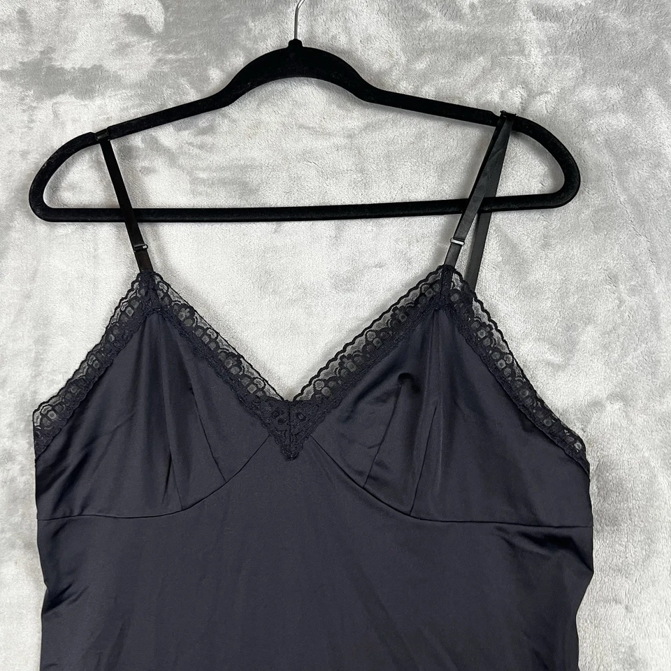 Vestido sin mangas negro lencería camisón Vanity Fair para mujer talla grande con ribete de encaje satinado Foto 4 de 4