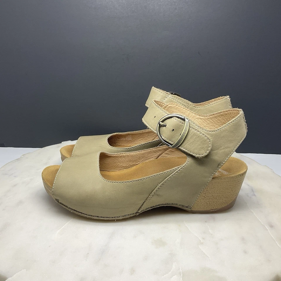 Sandalias de tacón de cuña Dansko Tiana para mujer talla 8,5-9 EU 39 nobuck bruñido caqui Foto 2 de 4