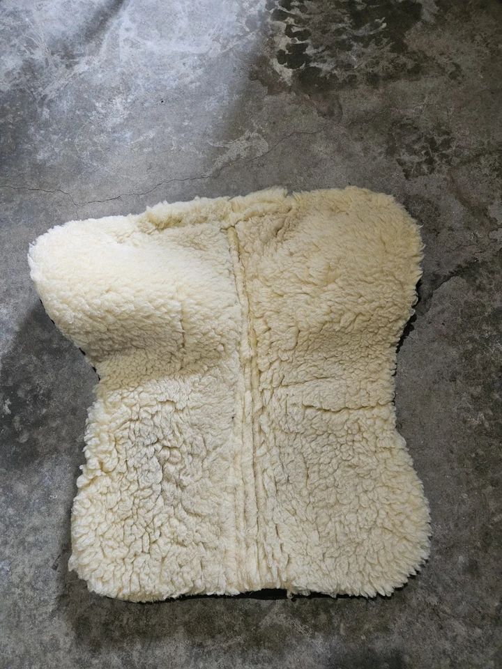 Полуподушечка из черной овчины с ремешками Roma - Изображение 4 из 4