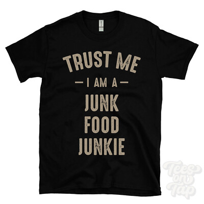 TRUST ME I AM A JUNK FOOD JUNKIE T-SHIRT best lustig tolles Geschenk
