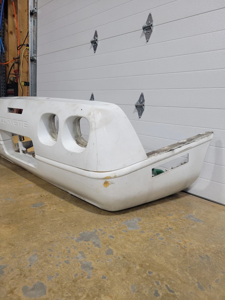 Cubierta de parachoques trasero Chevrolet Corvette C4 1992 plástico blanco 10135972 1991-1996 original Foto 2 de 4