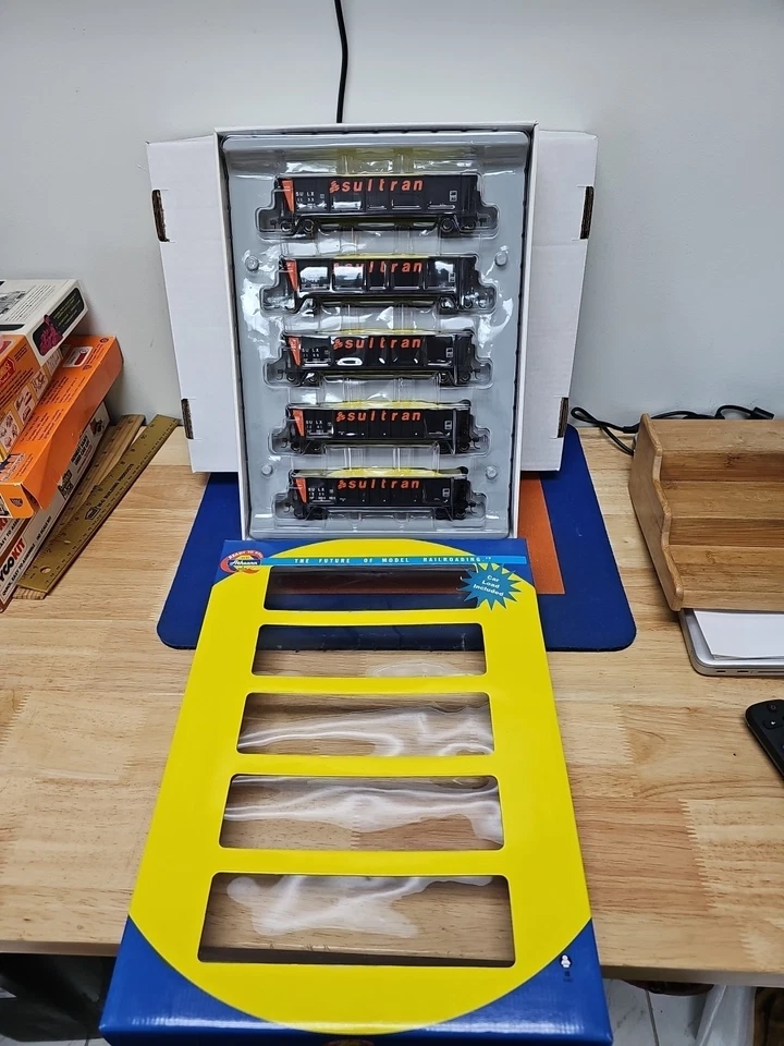 Athearn 94940 Sultran: SULX: 50’ Bathtub Gondola with load: 5 pack  - Image 2 of 4