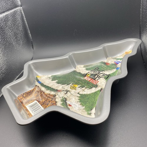 Vtg CHRISTMAS TREE CAKE PAN MOLD BAKER`S SECRET NON-STICK 2001 WORLD KITCHEN 12" - Picture 8 of 9