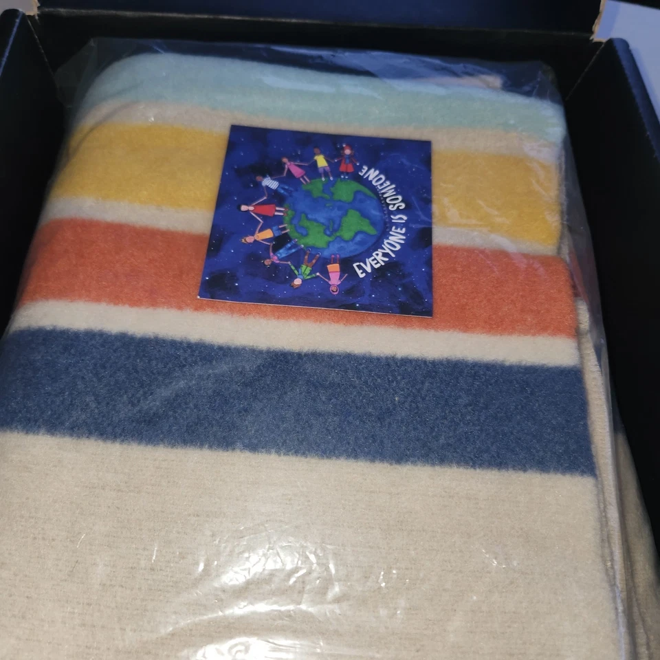 NUEVO Saco y Cenizas Manta Italia Lana y Libro Caja Set Everyone is Someon Foto 4 de 4