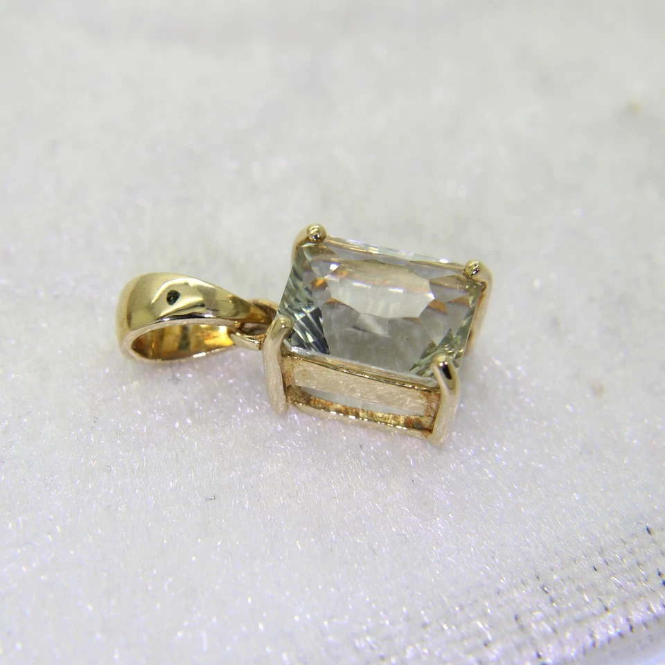 Colgante de amatista verde de oro de 9 quilates Foto 2 de 4