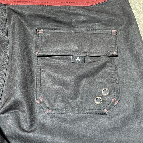Pantaloncini Tatuaggio Affliction Spirit 36 Rosso Elasticizzato Grafica con Charm Teschio - Foto 15 di 17