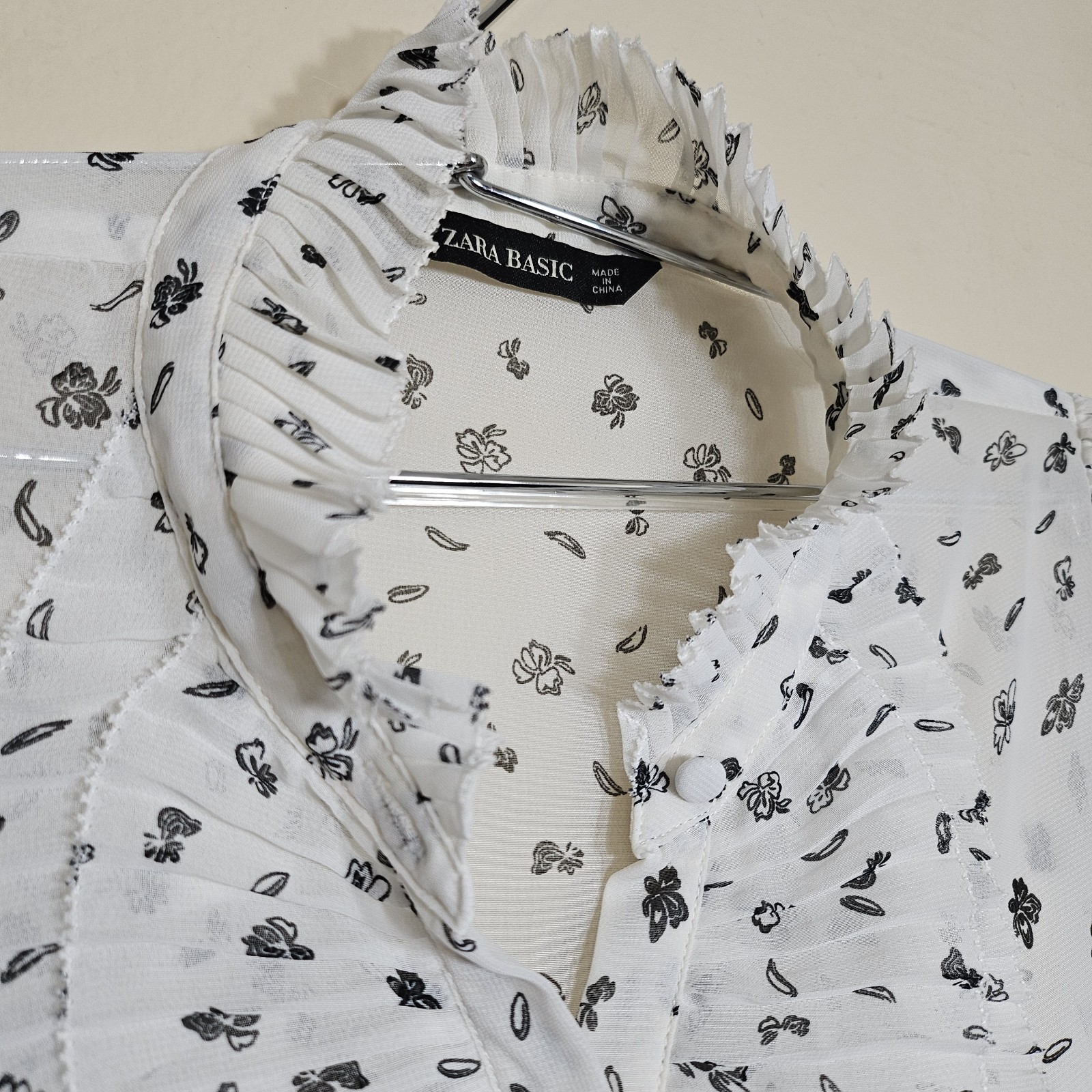 ZARA Basic Women's Ruffle Front Floral Blouse Siz… - image 3