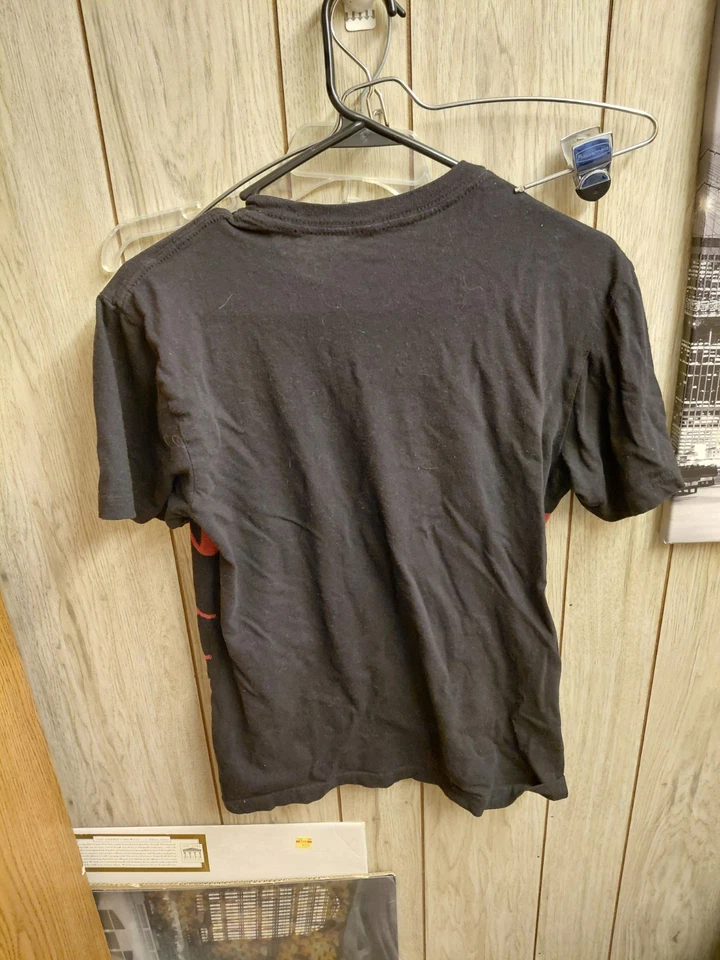 Camiseta de manga corta Zoo York para niño talla mediana negra roja con logotipo  Foto 4 de 4