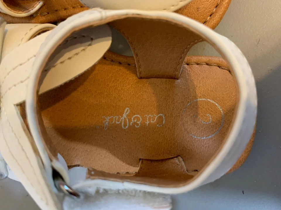 Lote de 2 pares de sandalias blancas para bebé niña: dedos pequeños talla 3 y Cat & Jack talla 2 Foto 4 de 4