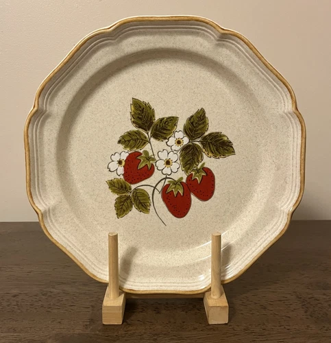 Vintage Mikasa Strawberry Festival (EB 801) Dinner Plate 10 3/4" GREAT CONDITION