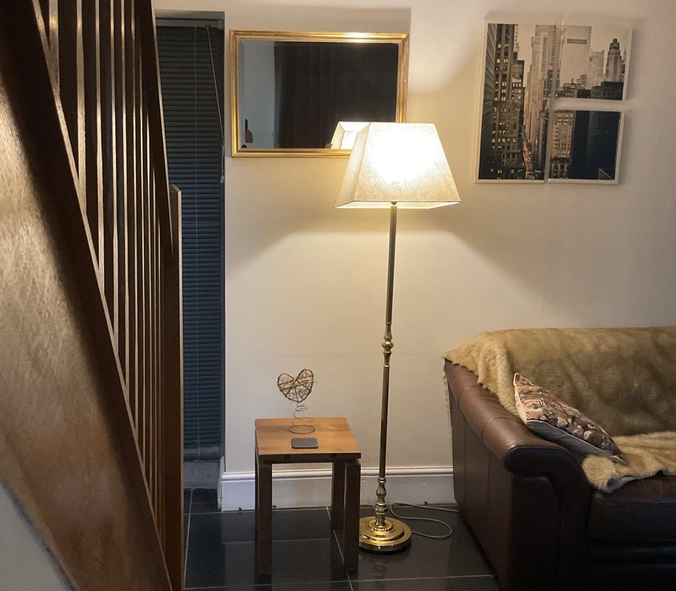 GOLD FLOOR LAMP WITH NATURAL EMPIRE SHADE ELEGANT MIRROR SET  GOLD TONE 1960’s — 第 2/4 张图片