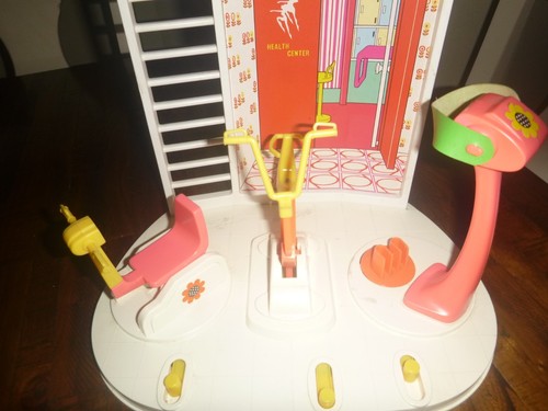 Sears Barbie Gesundheitszentrum Training Out Fitnessstudio Reihe Fahrrad Gürtel Massagegerät 1974 Vintage - Bild 5 von 7