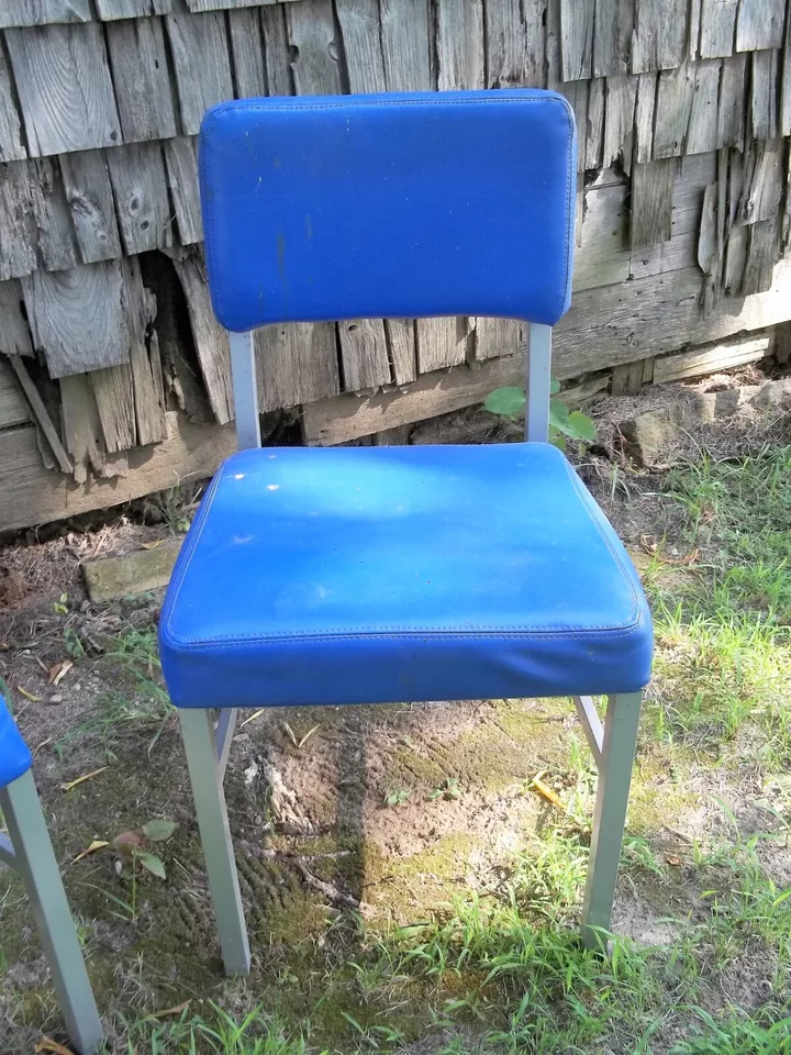 一对中世纪现代工业钢椅 — 第 3/4 张图片