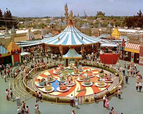 ¡DISNEYLAND'S ALICE IN WONDERLAND MAD TEA PARTY FOTOGRAFÍA PUBLICITARIA 1956! - Imagen 2 de 10