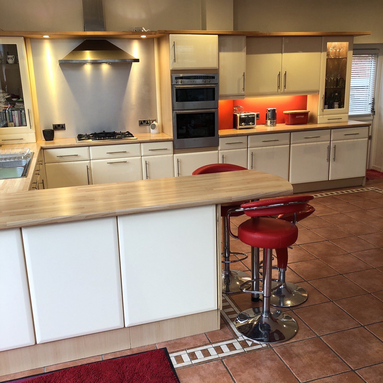 Full UK Kitchen units and Intergrated appliance. High Gloss Cream/Ivory