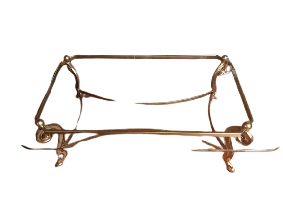 Mesa estilo francés de hierro forjado dorado con patas de casco Foto 2 de 4