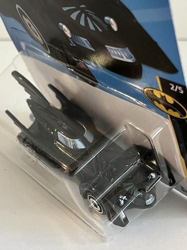 2023 Hot Wheels Batman Forever Batmobile Batman Scala 1:64 NEW - Picture 3 of 5