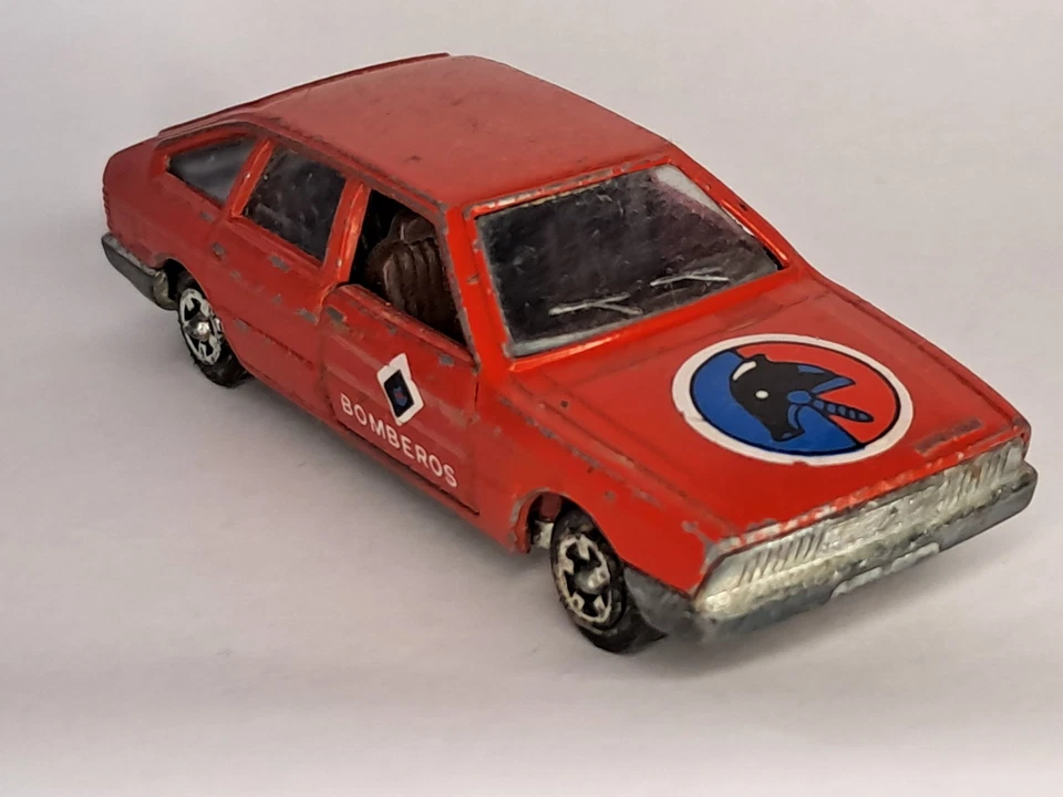 MIRA red Chrysler 150 GLS Fire Chief 1/64 Made in Spain vintage diecast rare car - Imagen 2 de 4