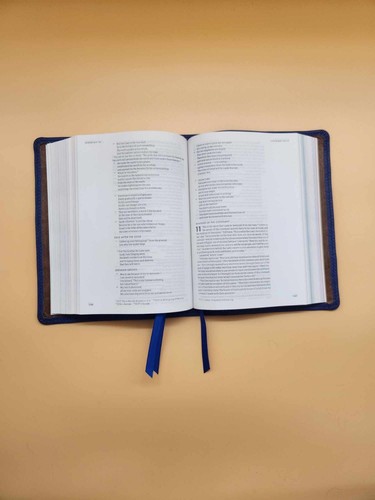 Premium Leather Bible- Blue Cowide CSB She Reads Truth with 3 Blue Ribbons - Foto 6 di 7
