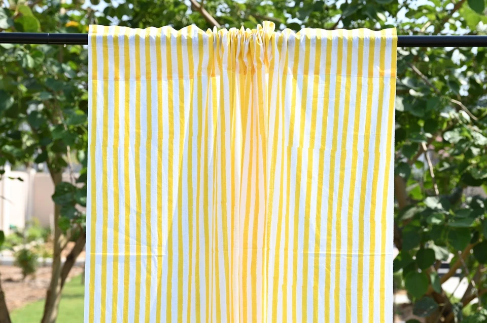Juego de 2 cortinas de ventana de algodón indio con estampado de bloques a rayas amarillas Foto 3 de 4