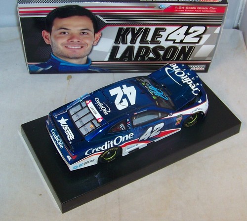 1:24 ACTION 2018 #42 CREDIT ONE PATRIOTIC KYLE LARSON AUTOGRAPHED COLOR CHROME - Picture 6 of 8