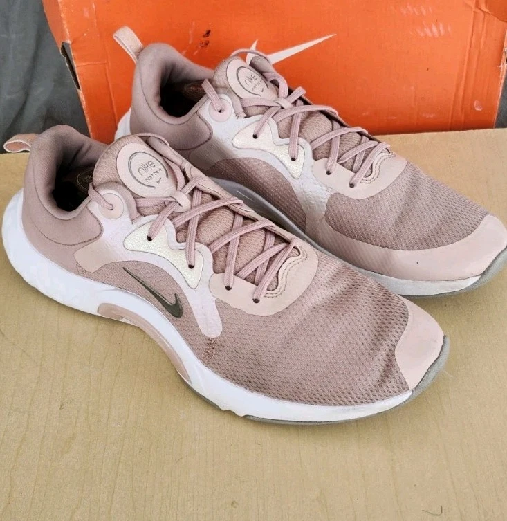 Sneakers donna Nike Renew in stagione TR 11 rosa MTLC DA1349 600 taglia 10 5 M