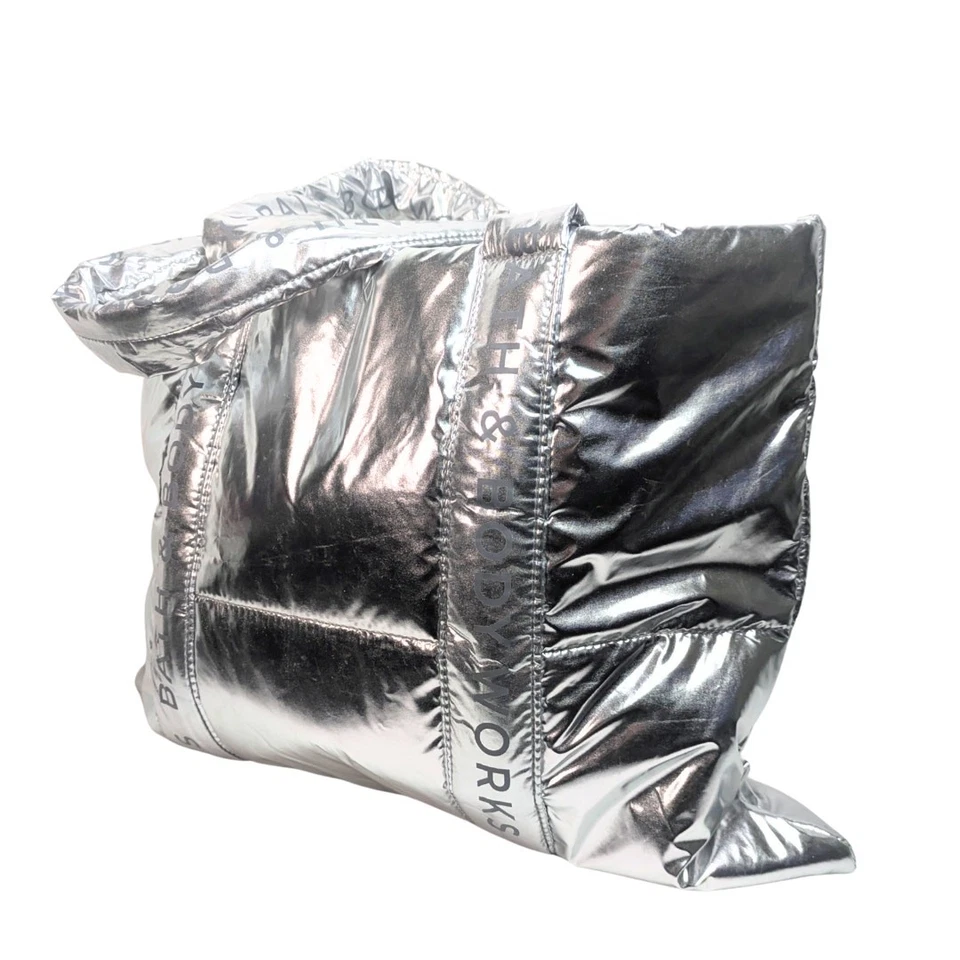 Bolso de Mano Bath & Body Works Silver Puffer Nuevo con Etiquetas Foto 2 de 4