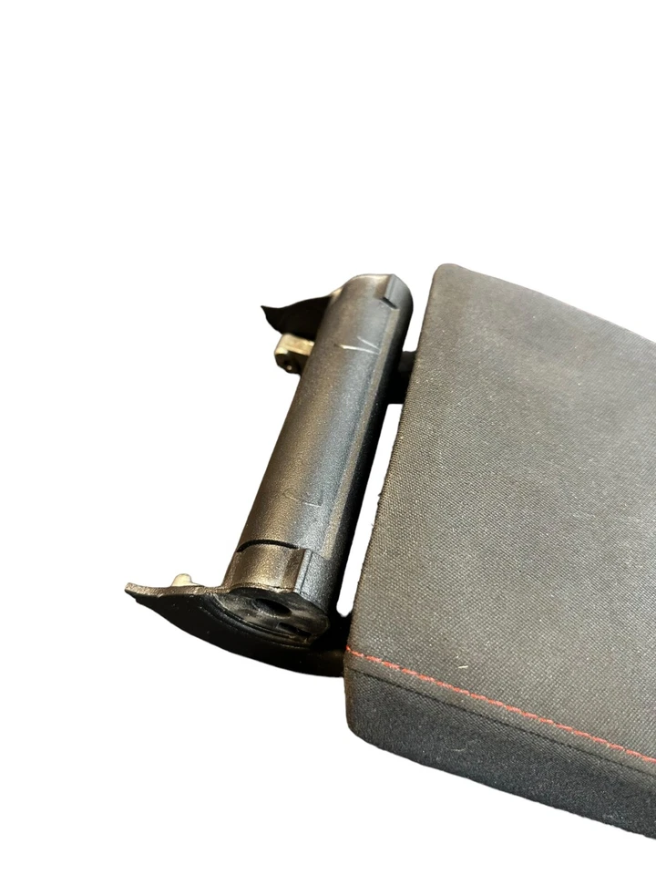 Volkswagen Golf GTI 2011 consola central reposabrazos tela OEM costuras rojas Foto 4 de 4