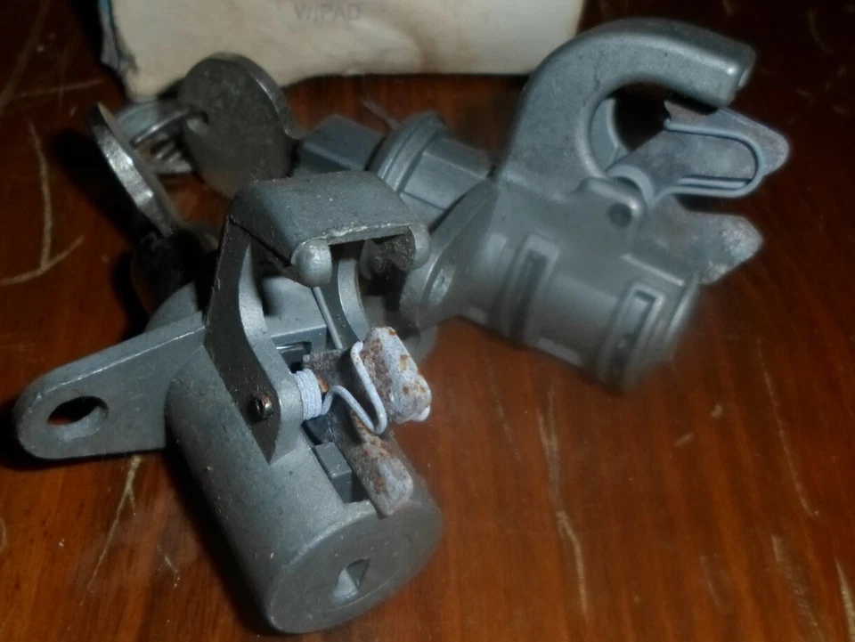 Nuevo de Lote Antiguo Ford D8DZ6243507C Juego de Cerraduras de Maletero y Guantera con Llaves 78 1978 Ford Granada Foto 3 de 4