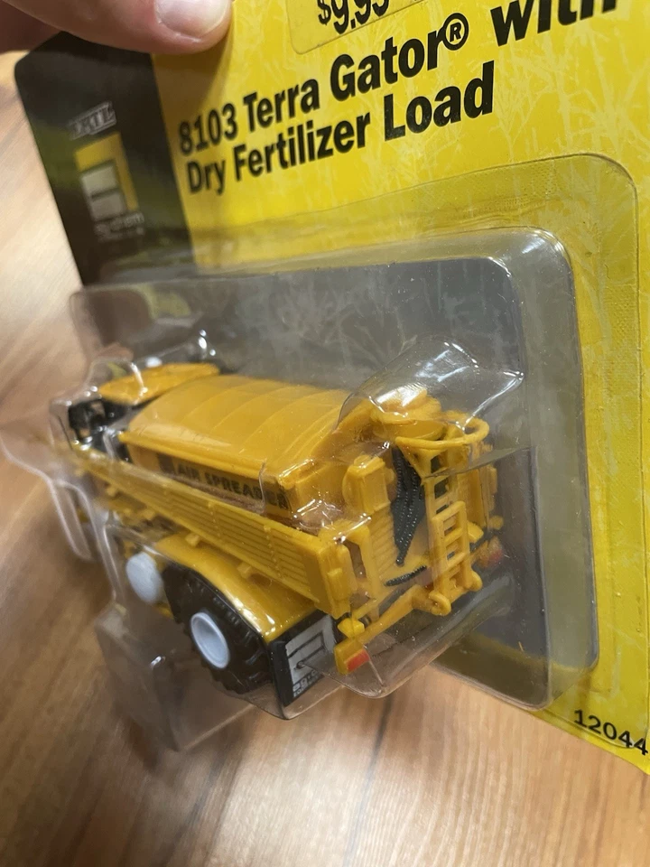 Ertl AG-Chem 8103 Terra Gator With Dry Fertilizer Load ERTL 12044 - Vintage 1/64 - Image 3 of 4