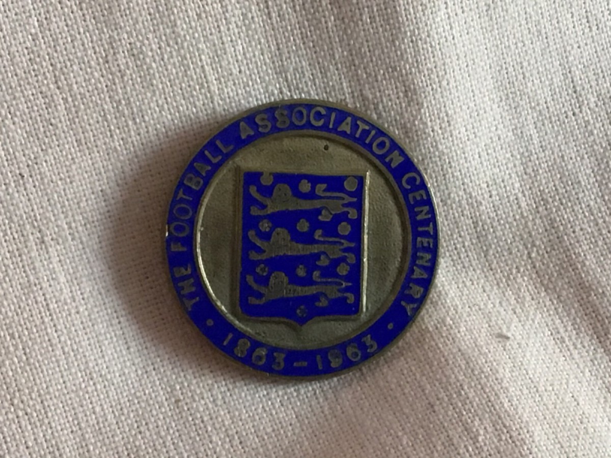 Ancien insigne de football émaillé club supporters ville