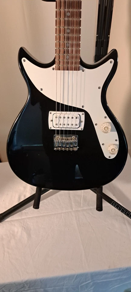 First Act BB391 Electric Guitar – w/ Case, Strap & Picks – Black - Image 2 of 4