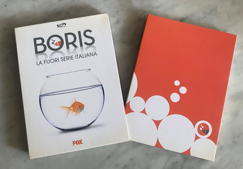 DVD “BORIS LA FUORI SERIE ITALIANA" PRIMA STAGIONE BOX SET 3 DISCHI F. C. ITALIA - Foto 4 di 6