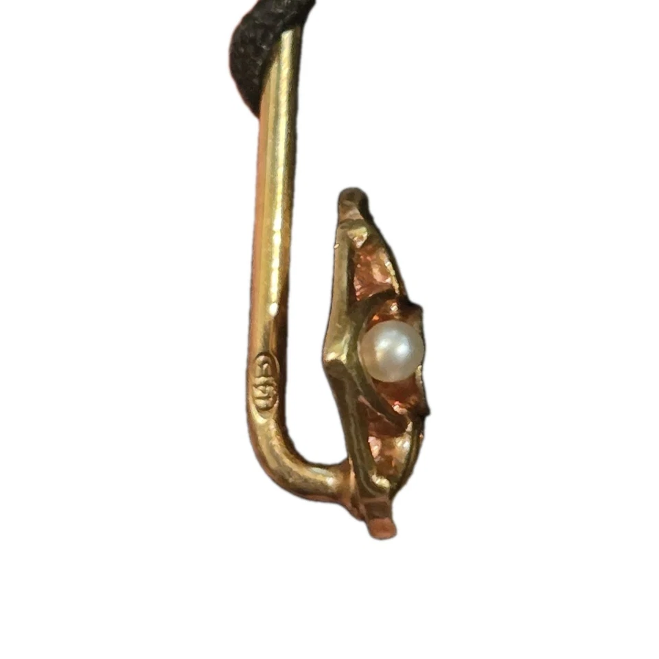 Elegante Pin de Solapa de Oro 14k con Detalle de Perla y Piedra Verde Foto 4 de 4