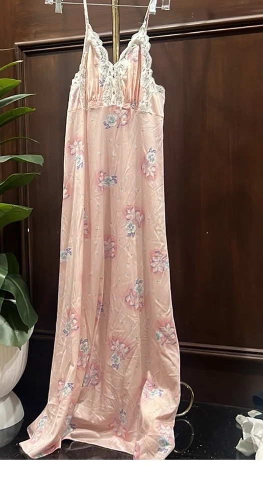Camisón largo vintage con correa de espagueti Cheoette rosa con estampado floral de encaje Foto 2 de 4