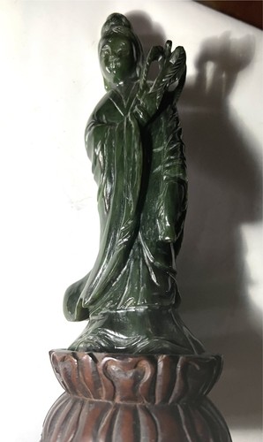 Dama cinese in giada verde intagliata su supporto in legno - Foto 1 di 11