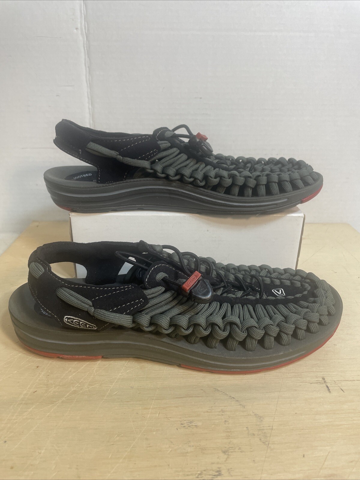 KEEN Uneek Sneaker Water Kayak Sandalo Uomo 8 Tessuto Bungee Cord Grigio BELLO!