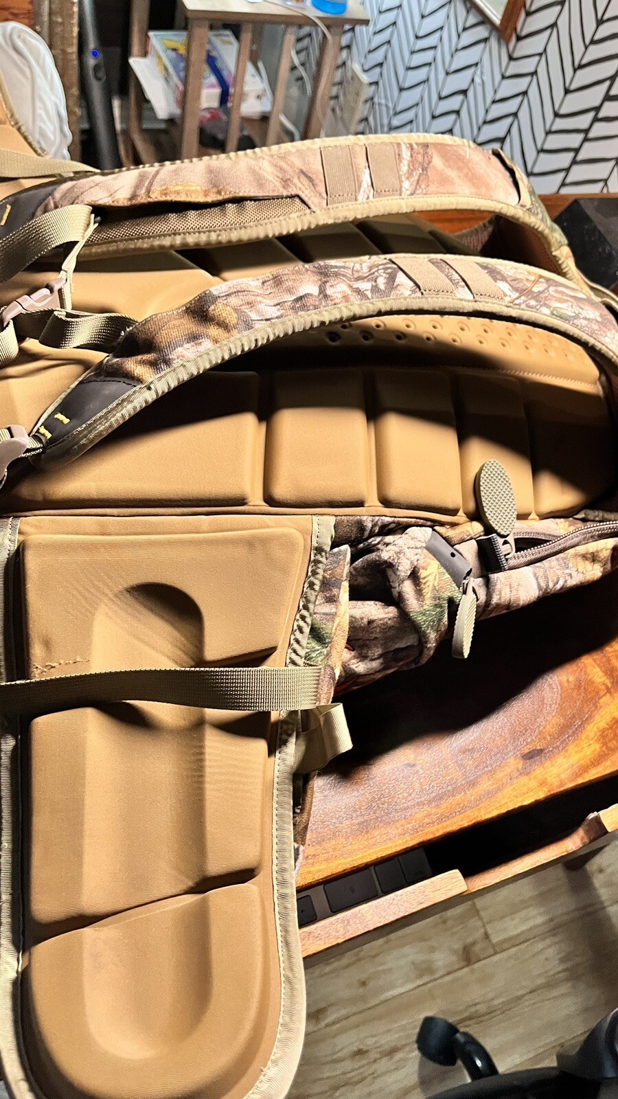 Badlands 2200 Large Hunting Backpack (Realtree Edge) Very Light Use, No