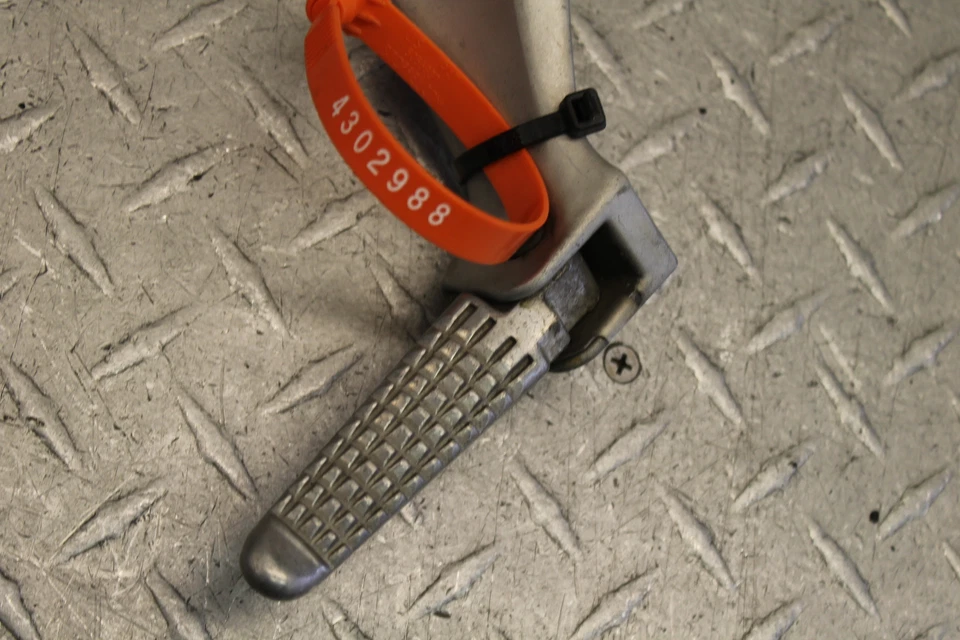 Suzuki TL1000R 2001 clavija trasera izquierda pasajero Foto 3 de 4