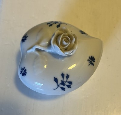 HEREND FINE HAND PAINTED   BLUE GARLAND Heart Shape TRINKET BOX W ROSE