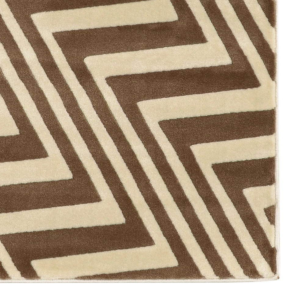 Linon Roma Zigzag Power Loomed Polypropylene 5'x7' Rug in Ivory - Image 3 of 4