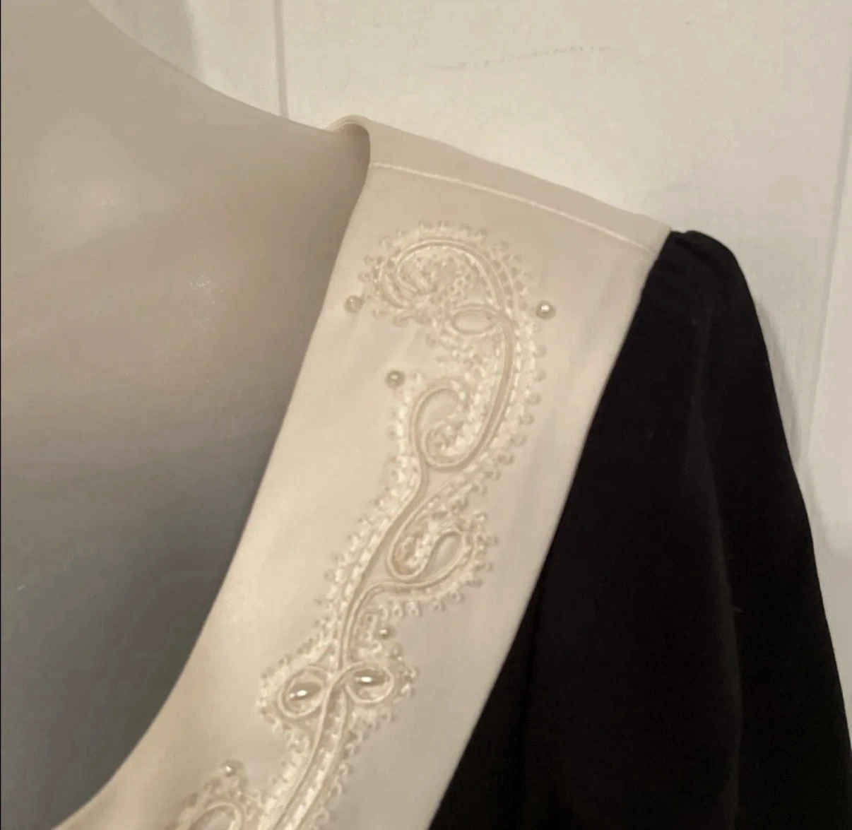 OFF WHITE Abito Anne Klein taglia 8 nero bianco sporco ricamato scollo a scoop foderato in ottime condizioni 88