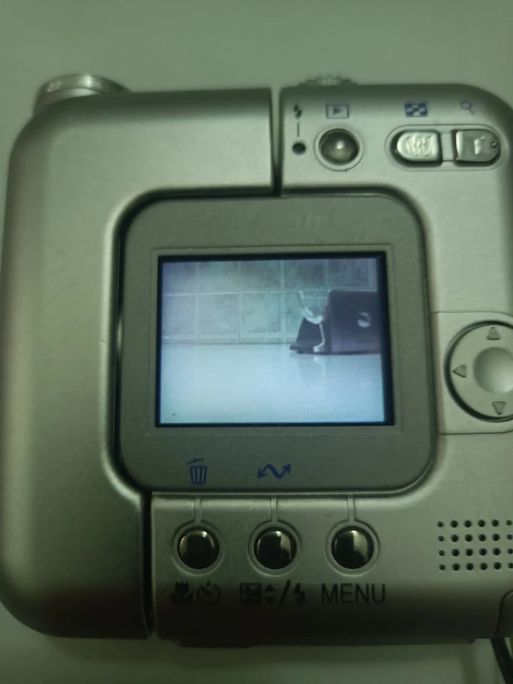 Nikon coolpix SQ Fotocamera Digitale Compatta Vintage Funziona Leggi Descrizione - Immagine 3 di 4