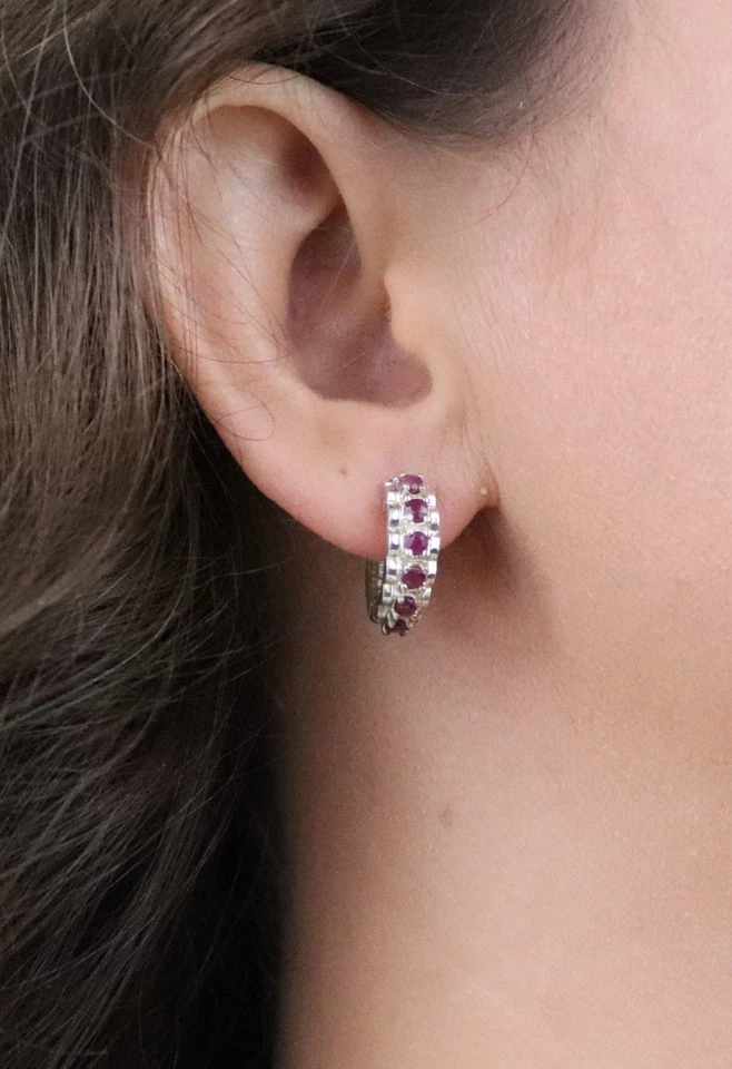 Pendientes de aro de plata de ley con rubí natural de 5/8" x 1/4" Foto 3 de 4