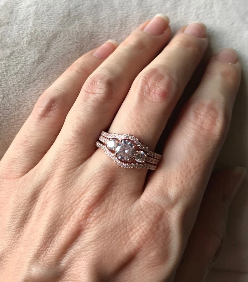 Juego de anillos de compromiso solitario corte redondo moissanita oro rosa sobre plata para mujer Foto 2 de 4